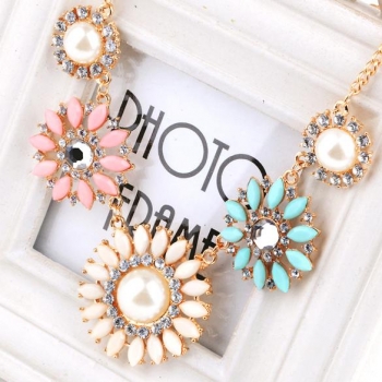 

Hot Fashion Charm Color Resin Rhinestone Flower Shape Collar Bib Necklace